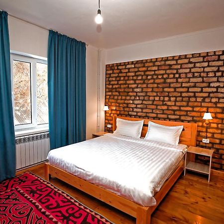 Hotel Good Night Jalal-Abad Ngoại thất bức ảnh
