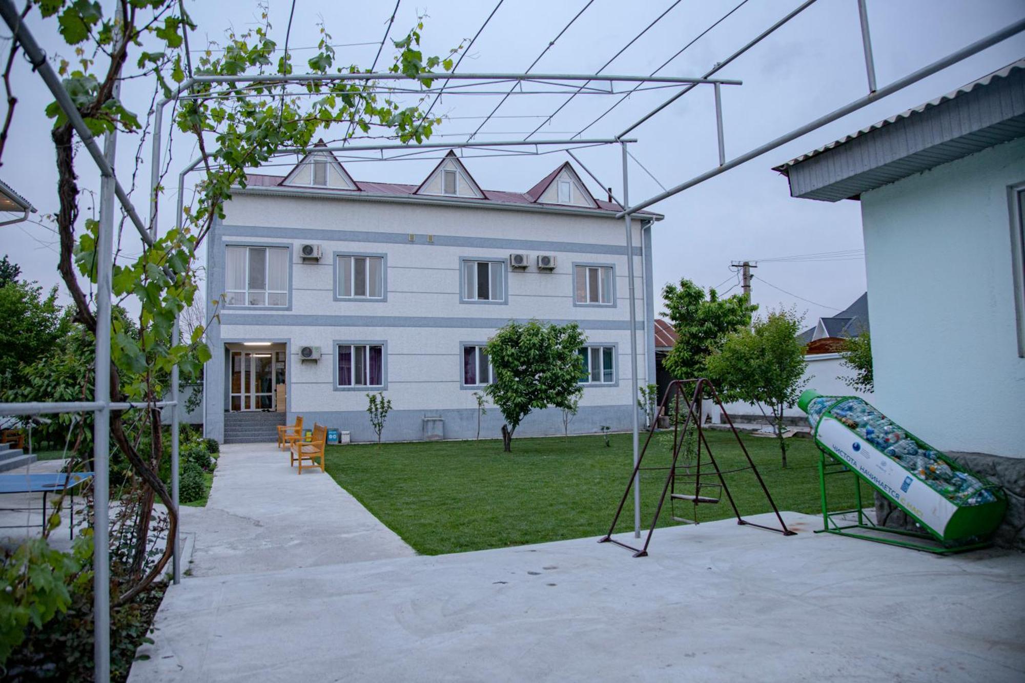 Hotel Good Night Jalal-Abad Ngoại thất bức ảnh