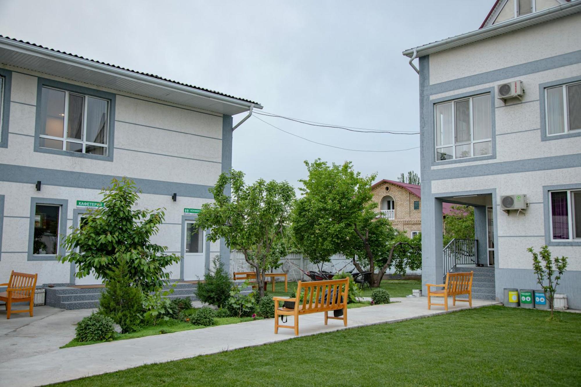 Hotel Good Night Jalal-Abad Ngoại thất bức ảnh