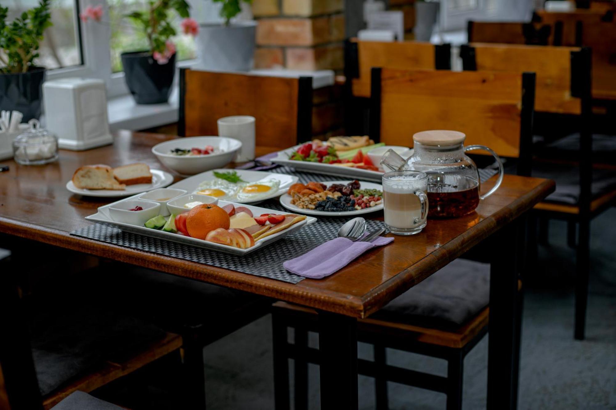 Hotel Good Night Jalal-Abad Ngoại thất bức ảnh