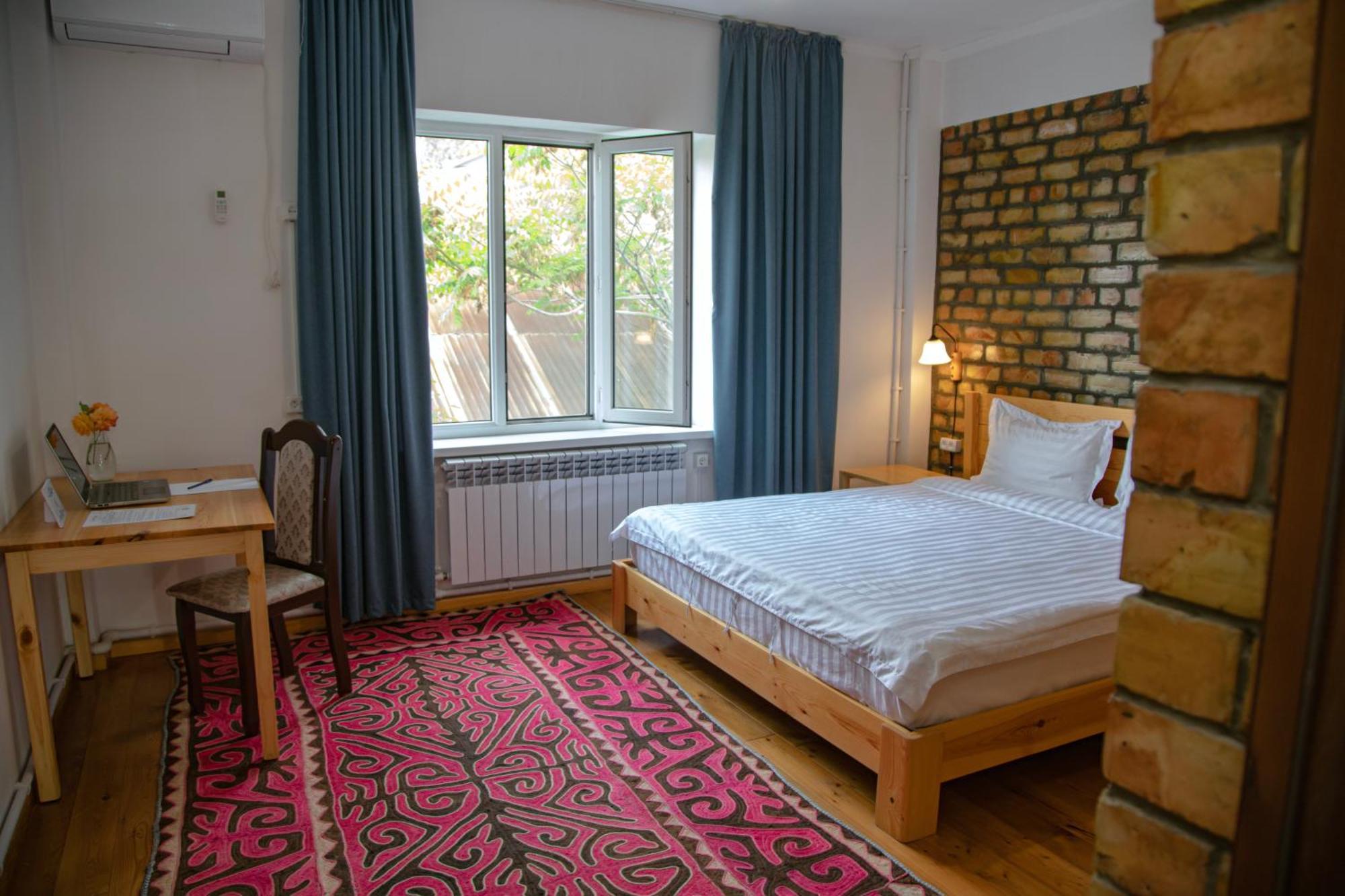 Hotel Good Night Jalal-Abad Ngoại thất bức ảnh
