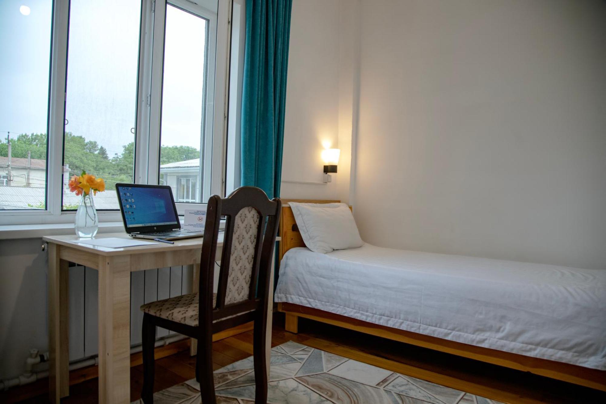 Hotel Good Night Jalal-Abad Ngoại thất bức ảnh