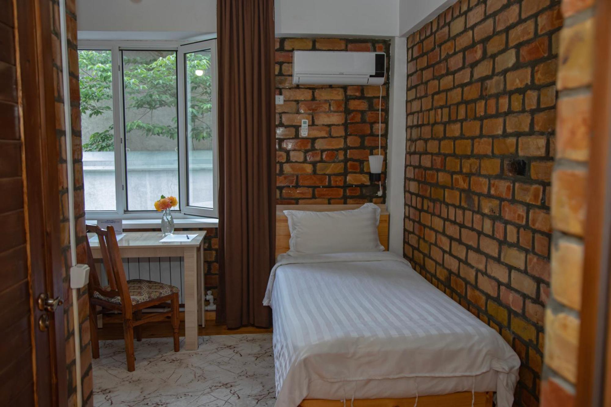 Hotel Good Night Jalal-Abad Ngoại thất bức ảnh